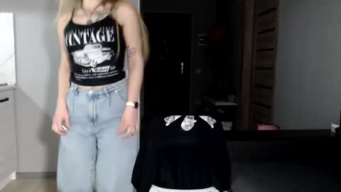 happy_fox_ online show from March 16, 2026, 9:08 pm