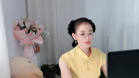 Snapshot of happyflower802318 chatting on April 29, 2026, 4:05 am Daisy online show from April 29, 2026, 4:05 am