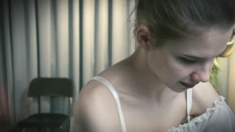 Evy  online show from April 15, 2026, 3:19 pm