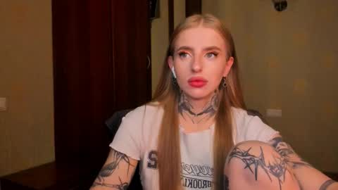 Julia online show from September 15, 2025, 5:29 am