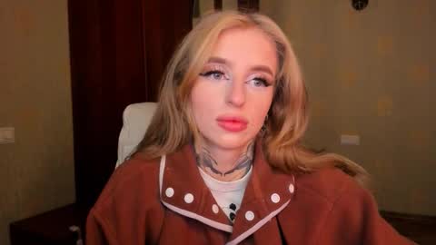 Julia online show from October 10, 2025, 5:39 am