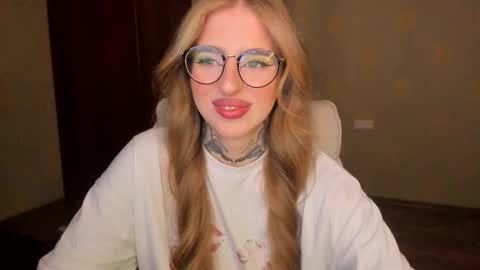 Julia online show from November 21, 2025, 5:39 am