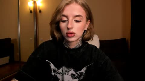 Julia online show from April 16, 2026, 5:08 am