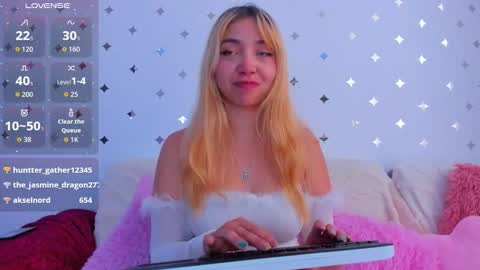 Snapshot of harumi_blossom chatting on October 22, 2025, 8:52 pm Sophia Blossom online show from October 22, 2025, 8:52 pm