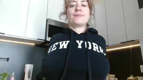 Snapshot of hazel_skye chatting on May 30, 2026, 4:15 pm Hazel online show from May 30, 2026, 4:15 pm