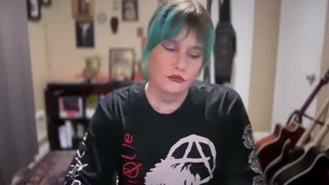 Snapshot of heavensentttt chatting on December 2, 2024, 9:24 am Saoirse online show from December 2, 2024, 9:24 am