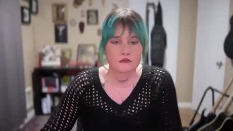 Snapshot of heavensentttt chatting on December 3, 2024, 8:27 am Saoirse online show from December 3, 2024, 8:27 am