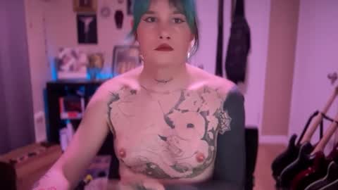 Snapshot of heavensentttt chatting on December 10, 2024, 7:16 am Saoirse online show from December 10, 2024, 7:16 am