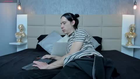 Snapshot of hecate1_ chatting on April 30, 2026, 7:20 pm Keira Hecate online show from April 30, 2026, 7:20 pm