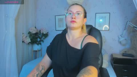 Snapshot of heidishayk chatting on November 7, 2025, 12:16 pm ANTARA REY online show from November 7, 2025, 12:16 pm