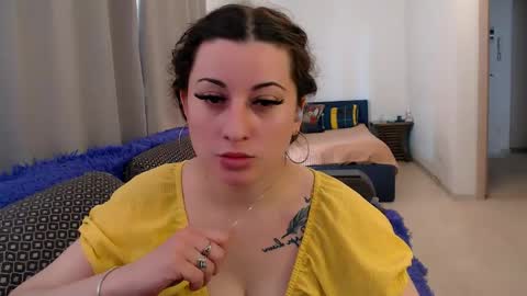 Snapshot of helen_adams_ chatting on May 27, 2026, 6:32 am helen_adams_ online show from May 27, 2026, 6:32 am
