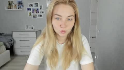 Snapshot of helen_angel_girl chatting on June 5, 2026, 7:03 am Helen sven online show from June 5, 2026, 7:03 am
