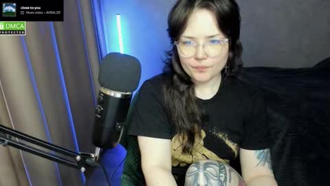 Snapshot of hell_hotline chatting on November 21, 2025, 6:06 pm Red online show from November 21, 2025, 6:06 pm