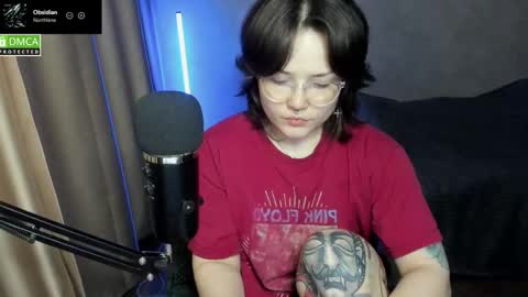 Snapshot of hell_hotline chatting on December 4, 2025, 6:27 pm Red online show from December 4, 2025, 6:27 pm