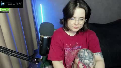 Snapshot of hell_hotline chatting on December 17, 2025, 6:47 pm Red online show from December 17, 2025, 6:47 pm