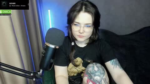 Snapshot of hell_hotline chatting on December 20, 2025, 6:59 pm Red online show from December 20, 2025, 6:59 pm