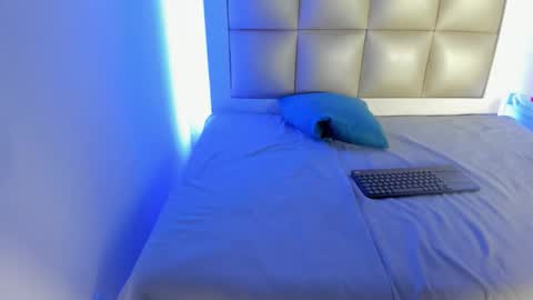 hellen__smith_ online show from January 13, 2026, 9:20 pm