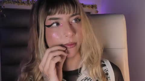hellen__smith_ online show from July 28, 2026, 8:23 pm