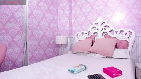 Snapshot of hellencute18_ chatting on April 7, 2026, 11:32 am online show from April 7, 2026, 11:32 am