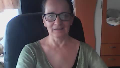 hellenmarie online show from May 10, 2026, 10:09 am