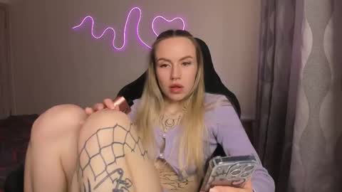 Snapshot of hello_kittykk chatting on May 4, 2026, 4:14 pm Lisa online show from May 4, 2026, 4:14 pm