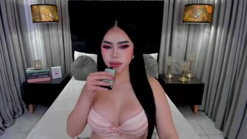 Snapshot of hennessygoddess69 chatting on November 13, 2025, 9:19 am HENNESSY online show from November 13, 2025, 9:19 am