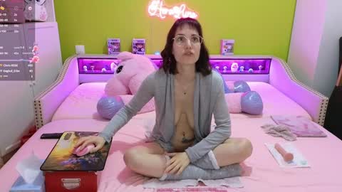 HeraLuna  online show from February 26, 2025, 2:04 am