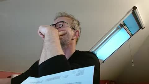 Snapshot of hering76 chatting on December 17, 2025, 7:47 am hering76 online show from December 17, 2025, 7:47 am