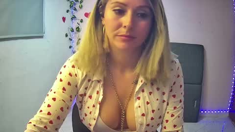 Hestesiaxx online show from December 11, 2024, 3:02 am