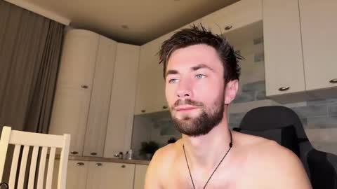 Arnold online show from November 3, 2025, 8:21 pm