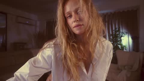 Snapshot of heybanan chatting on December 5, 2024, 6:00 pm Alina online show from December 5, 2024, 6:00 pm