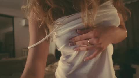 Snapshot of heybanan chatting on February 20, 2025, 11:43 pm Alina online show from February 20, 2025, 11:43 pm