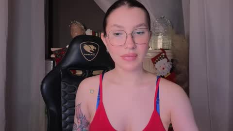 Snapshot of hi_evie chatting on December 18, 2025, 12:44 pm Evangelina or Evie online show from December 18, 2025, 12:44 pm