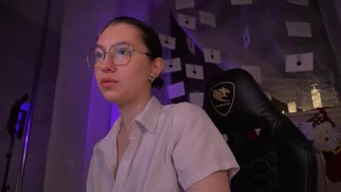 Snapshot of hi_evie chatting on December 21, 2025, 1:29 pm Evangelina or Evie online show from December 21, 2025, 1:29 pm