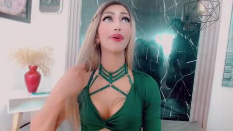 Snapshot of hilary_avilan chatting on May 8, 2026, 7:19 pm Hilary Avilan online show from May 8, 2026, 7:19 pm