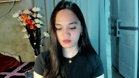 hilarymolly online show from July 17, 2026, 7:52 pm