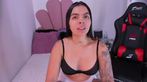 Snapshot of hillary_jones chatting on February 5, 2025, 11:02 am sarah online show from February 5, 2025, 11:02 am