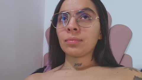 Snapshot of hillary_jones chatting on October 2, 2025, 10:33 am sarah online show from October 2, 2025, 10:33 am