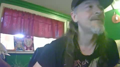 hippiedad333 online show from June 5, 2026, 12:06 am