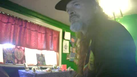 hippiedad333 online show from June 18, 2026, 11:31 pm