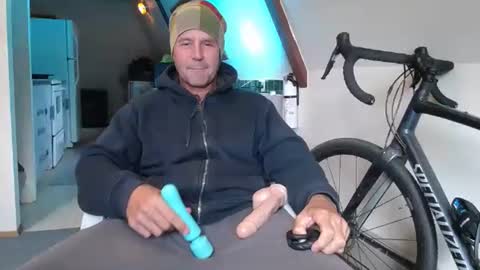 Hippie Jijm online show from February 16, 2026, 10:17 pm