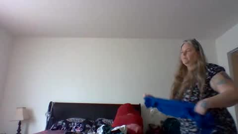 Snapshot of hippysnewhere chatting on April 29, 2026, 2:54 pm hippysnewhere online show from April 29, 2026, 2:54 pm