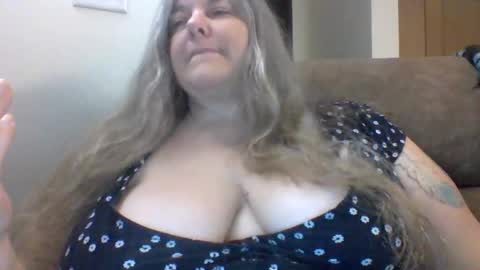 Snapshot of hippysnewhere chatting on June 2, 2026, 6:10 pm hippysnewhere online show from June 2, 2026, 6:10 pm