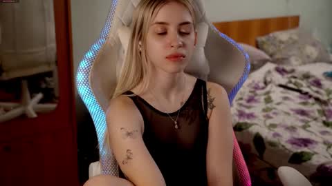 Holly online show from March 12, 2026, 7:31 pm