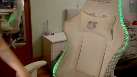 Holly online show from April 16, 2026, 7:14 pm