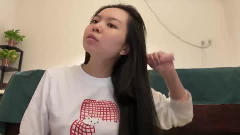 Snapshot of hola_sunflower chatting on November 4, 2025, 12:48 pm amy online show from November 4, 2025, 12:48 pm