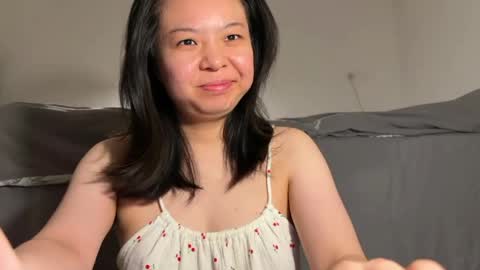 Snapshot of hola_sunflower chatting on May 11, 2026, 3:51 pm amy online show from May 11, 2026, 3:51 pm