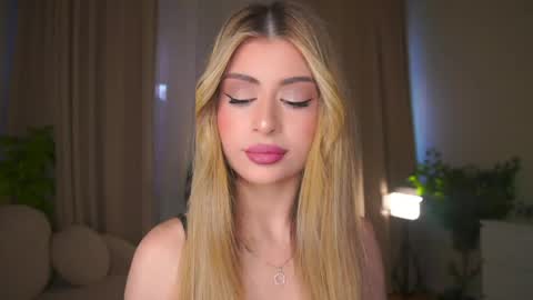Snapshot of holayoula chatting on April 19, 2026, 8:02 am Moni Monica online show from April 19, 2026, 8:02 am
