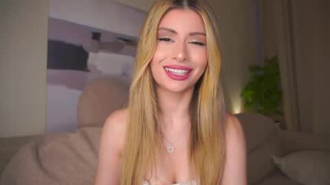 Snapshot of holayoula chatting on May 12, 2026, 8:11 am Moni Monica online show from May 12, 2026, 8:11 am