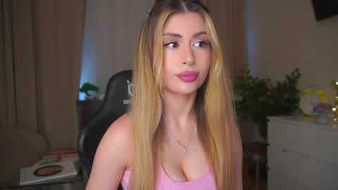 Snapshot of holayoula chatting on May 24, 2026, 8:08 am Moni Monica online show from May 24, 2026, 8:08 am